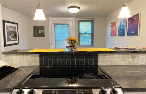 East Gate Maison | Central location, close to Mountains & Denver, Full Kitchen, near Red Rocks