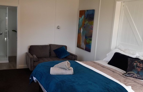 Fernside Maison | Oh so peaceful! Stunning rural view, hot spa pool,small dogs welcome.