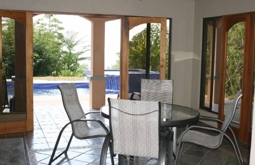 Ballena Maison | Ojochal Maison avec piscine / Ocean View / Privé Jungle Trail & rivière sur 12 acres.