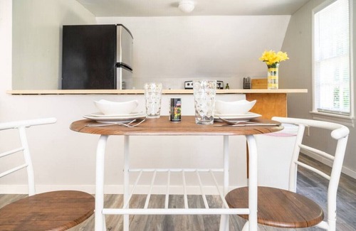 Lincoln Terrace Appartement | OKC 9 · Charming Carriage Cottage from 1920's!