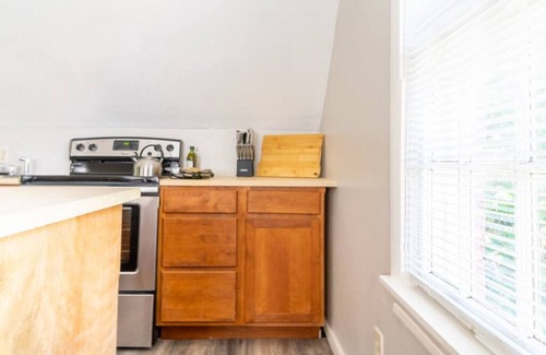 Lincoln Terrace Appartement | OKC 9 · Charming Carriage Cottage from 1920's!