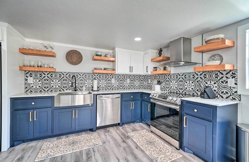 Central Oklahoma City Maison | OKC Home: Walk to Restaurants & Lake Hefner!