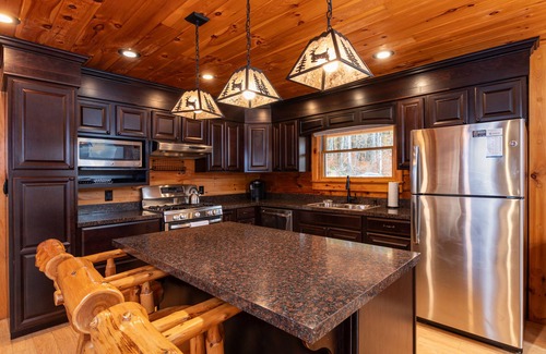 Cavendish Cabine | Okemo Oasis - Cabin: Hot Tub, Fire Pit, Pool Table, Shuffleboard Table, Sledding