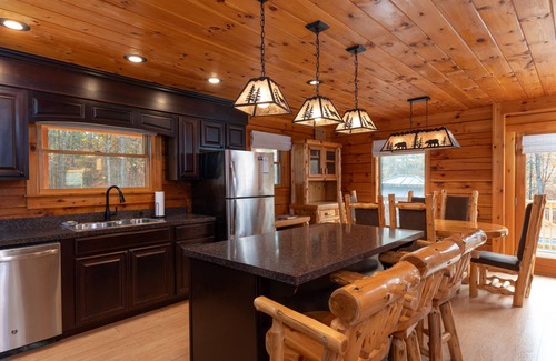 Cavendish Cabine | Okemo Oasis - Cabin: Hot Tub, Fire Pit, Pool Table, Shuffleboard Table, Sledding