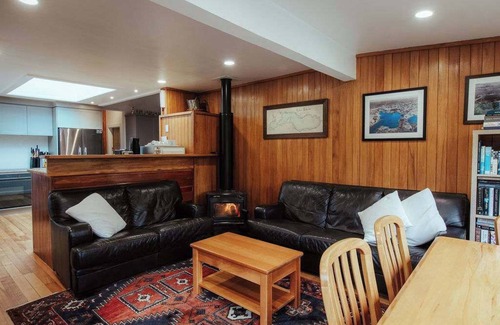 Okere Falls Maison | Okere Lake House - Lakefront with Private Jetty