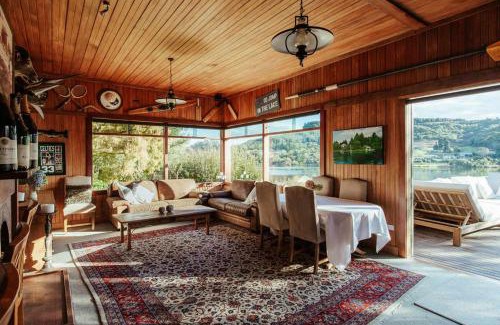 Okere Falls Maison | Okere Lake House - Lakefront with Private Jetty