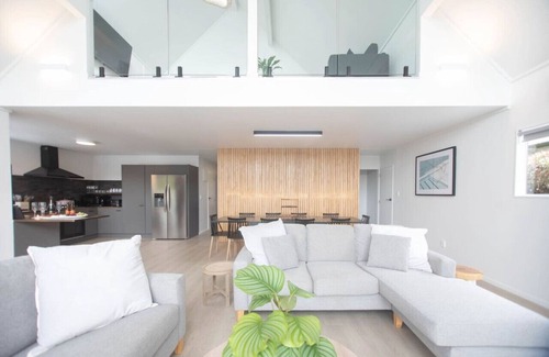 Okere Falls Maison | Okere Lakehouse Retreat