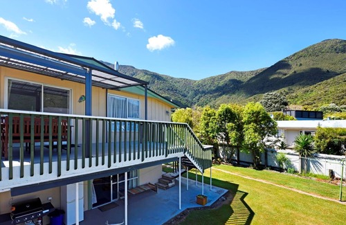 Marlborough Maison | Okiwi Bay Bach with Bay Views