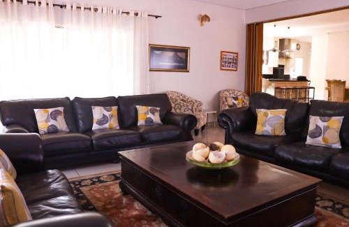 Emalahleni Maison | Okuhlekwethu Guesthouse