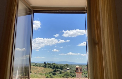 Tessennano Appartement | Vue sur la campagne du village perché sur les collines de la Maremma - Wifi