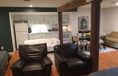 Old City Maison | Old City - Spacious Tri-level Loft