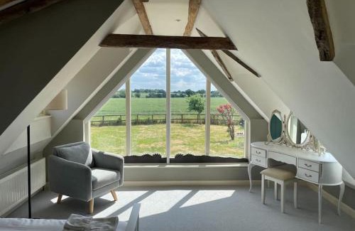 Great Saling Maison | Old Cottage - English Countryside Retreat