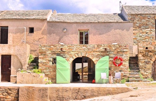 Tollare Maison | Ancien cabanon de pêcheurs les pieds dans l'eau