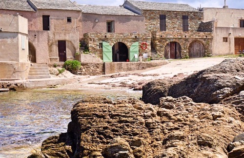 Tollare Maison | Ancien cabanon de pêcheurs les pieds dans l'eau