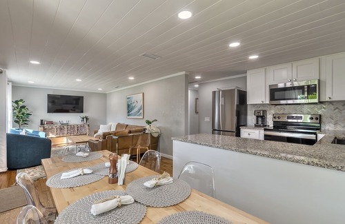 Harbor Oaks Maison | Old Florida Bungalow on Salt Water Canal, Kayak, Paddle Board & Fish