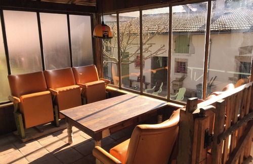 Etrigny Appartement | Maison ancienne dans une cour ombragée. Juste a côté de sentiers de randonnées.