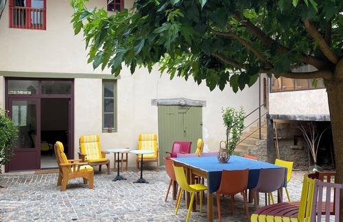 Etrigny Appartement | Maison ancienne dans une cour ombragée. Juste a côté de sentiers de randonnées.