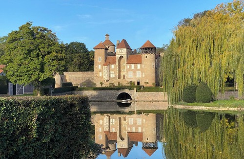 Etrigny Appartement | Maison ancienne dans une cour ombragée. Juste a côté de sentiers de randonnées.