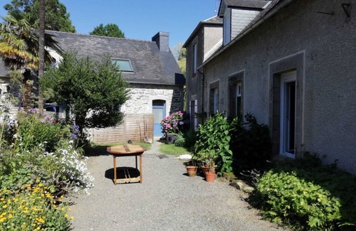 Brasparts Maison | Ancienne maison avec jardin privatif, possibilité d'accueil de chevaux.