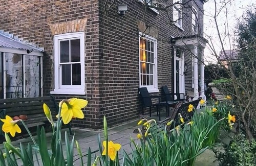 Cheshunt Maison | Old Manor House of Cheshunt- Grade II listed Villa