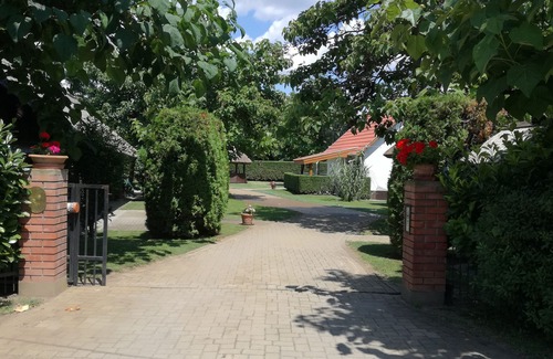 Tiszafured Autre | Anciennes fermes couvertes de roseaux à côté du lac Tisza, près de Puszta