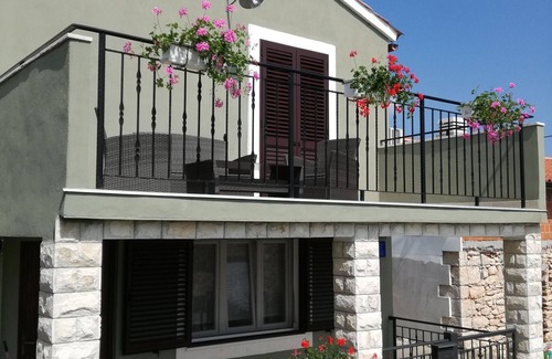 Topid Maison | Maison ancienne rénovée avec piscine privée, romantique, calme, conviviale et familiale