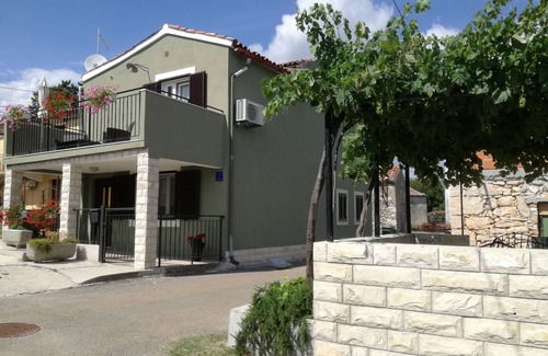 Topid Maison | Maison ancienne rénovée avec piscine privée, romantique, calme, conviviale et familiale