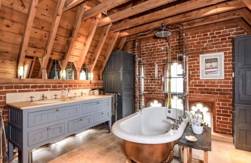 Ringland Maison | Old School meets Contemporary (sleeps 16 to 20)