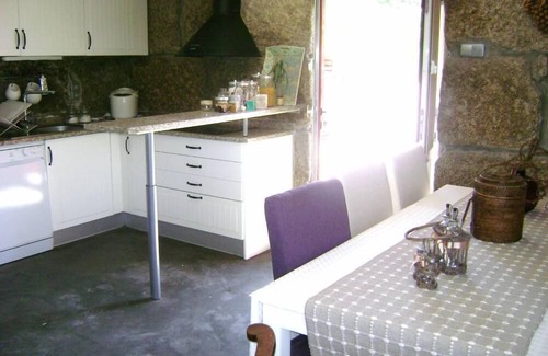 Amarante Maison | Vieille maison en pierre avec piscine et rivière.