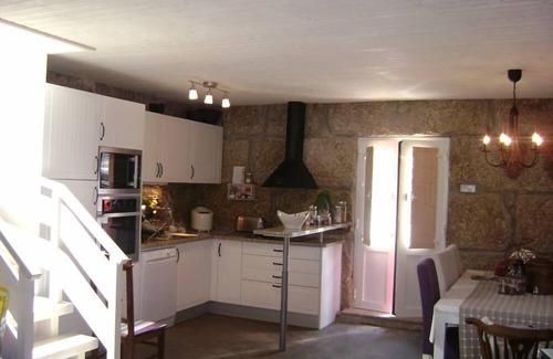 Amarante Maison | Vieille maison en pierre avec piscine et rivière.
