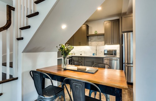 Old Town Triangle Copropriété | Old Town Chicago at it's finest! Pet Friendly & Recently Renovated Top-Floor Condo Has Everything You Need for a Perfect Windy City Getaway by AllSet Turnover