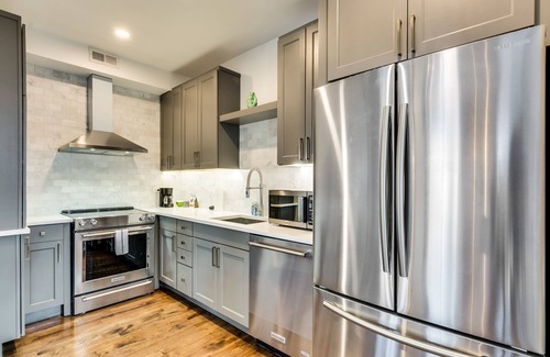 Old Town Triangle Copropriété | Old Town Chicago at it's finest! Pet Friendly & Recently Renovated Top-Floor Condo Has Everything You Need for a Perfect Windy City Getaway by AllSet Turnover