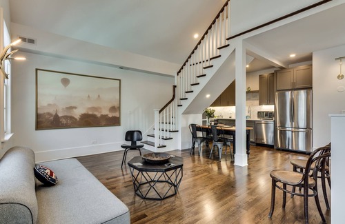 Old Town Triangle Copropriété | Old Town Chicago at it's finest! Pet Friendly & Recently Renovated Top-Floor Condo Has Everything You Need for a Perfect Windy City Getaway by AllSet Turnover