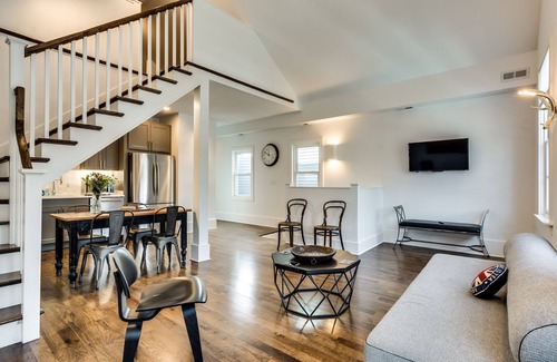 Old Town Triangle Copropriété | Old Town Chicago at it's finest! Pet Friendly & Recently Renovated Top-Floor Condo Has Everything You Need for a Perfect Windy City Getaway by AllSet Turnover