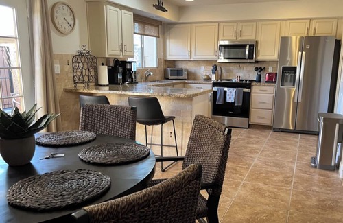 Security Acres Maison | Old Town, Pool, Private Patio, Golf, Traveling Professionals