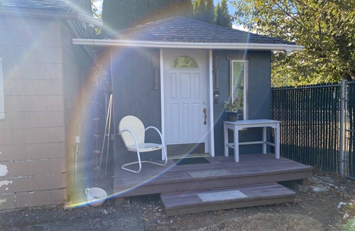Carnation Appartement | Old Town Tiny Studio Cottage near Pacific University and Wine Country
