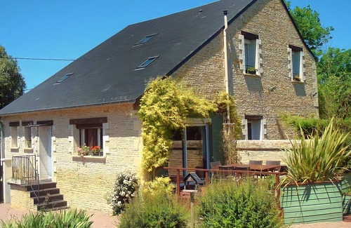Basseneville Maison | Old warm and bright Cider Cellar