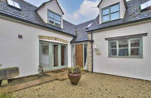 Black Bourton Maison | Olive Cottage by Group Retreats