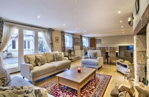Black Bourton Maison | Olive Cottage by Group Retreats