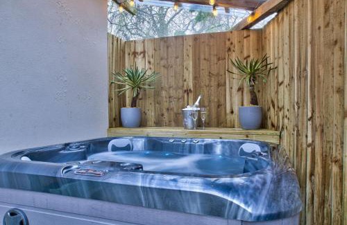 Black Bourton Maison | Olive Cottage by Group Retreats