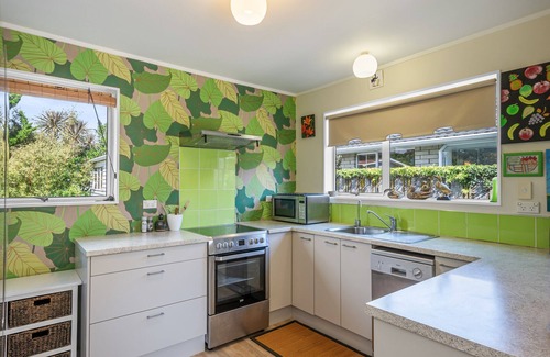 Paraparaumu Beach Maison | Olive Terrace - Paraparaumu Holiday Home