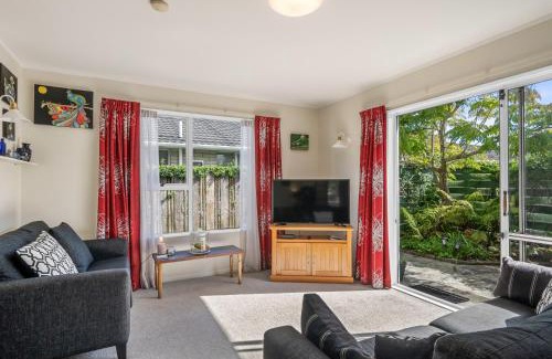 Paraparaumu Beach Maison | Olive Terrace - Paraparaumu Holiday Home