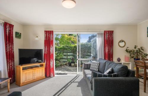 Paraparaumu Beach Maison | Olive Terrace - Paraparaumu Holiday Home