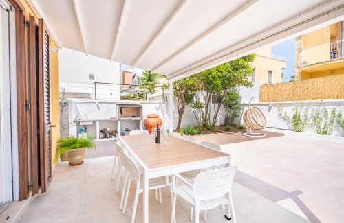 Poetto Appartement | Oltremare, Patio, two steps from the sea
