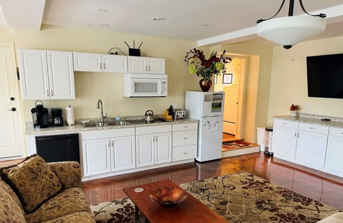 Town of Varick Cottage | Olver Farm Guest House : Park-Like Setting