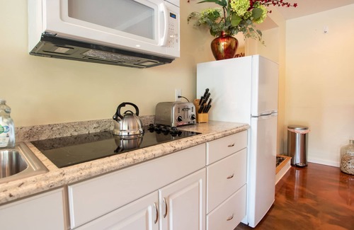 Town of Varick Cottage | Olver Farm Guest House : Park-Like Setting