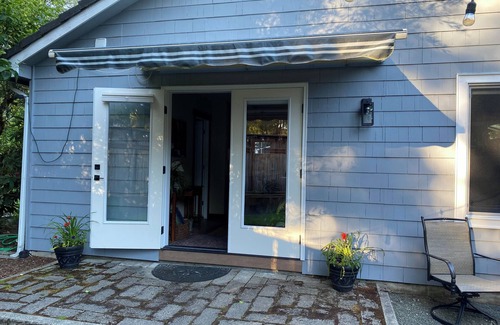Tumwater Maison | Oly Oasis - charming bungalow in Olympia with WiFi, AC and your own backyard!!