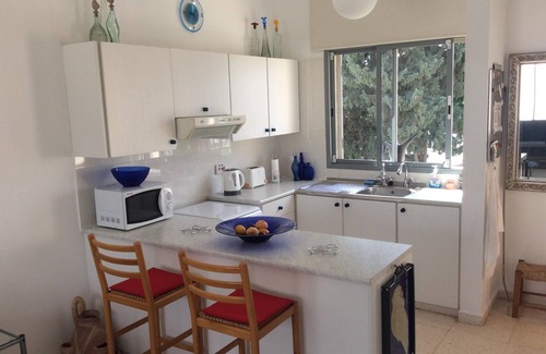Paphos Appartement | Vue sur la piscine olympienne, à 5 minutes à pied du bord de mer et des plages.