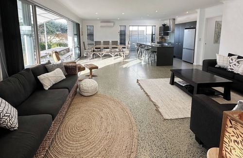 Omaha Maison | Omaha Getaway just minutes stroll from stunning Omaha beach 🏝️