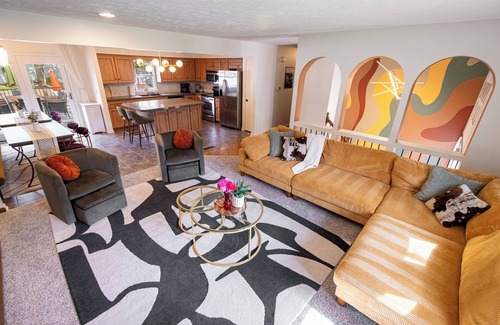Leawood Southwest Maison | Omaha Oasis! Pool, Hot Tub, Mini Golf, Bar, Games